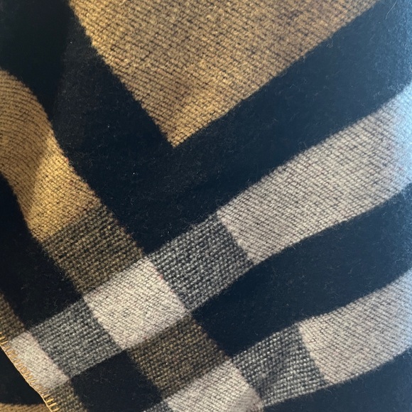 New Burberry Cape GBLT Edition - Picture 8 of 9